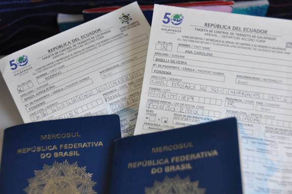 Ainda no aviãos, passaportes e formulários prontos para entrar em Galápagos, na ilha de San Cristóbal